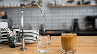 Les bons gestes pour économiser l’eau robinet et verre d'eau