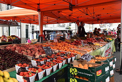 Marché d'Ancenis-Saint-Géréon étal du marché d'Ancenis-Saint-Géréon